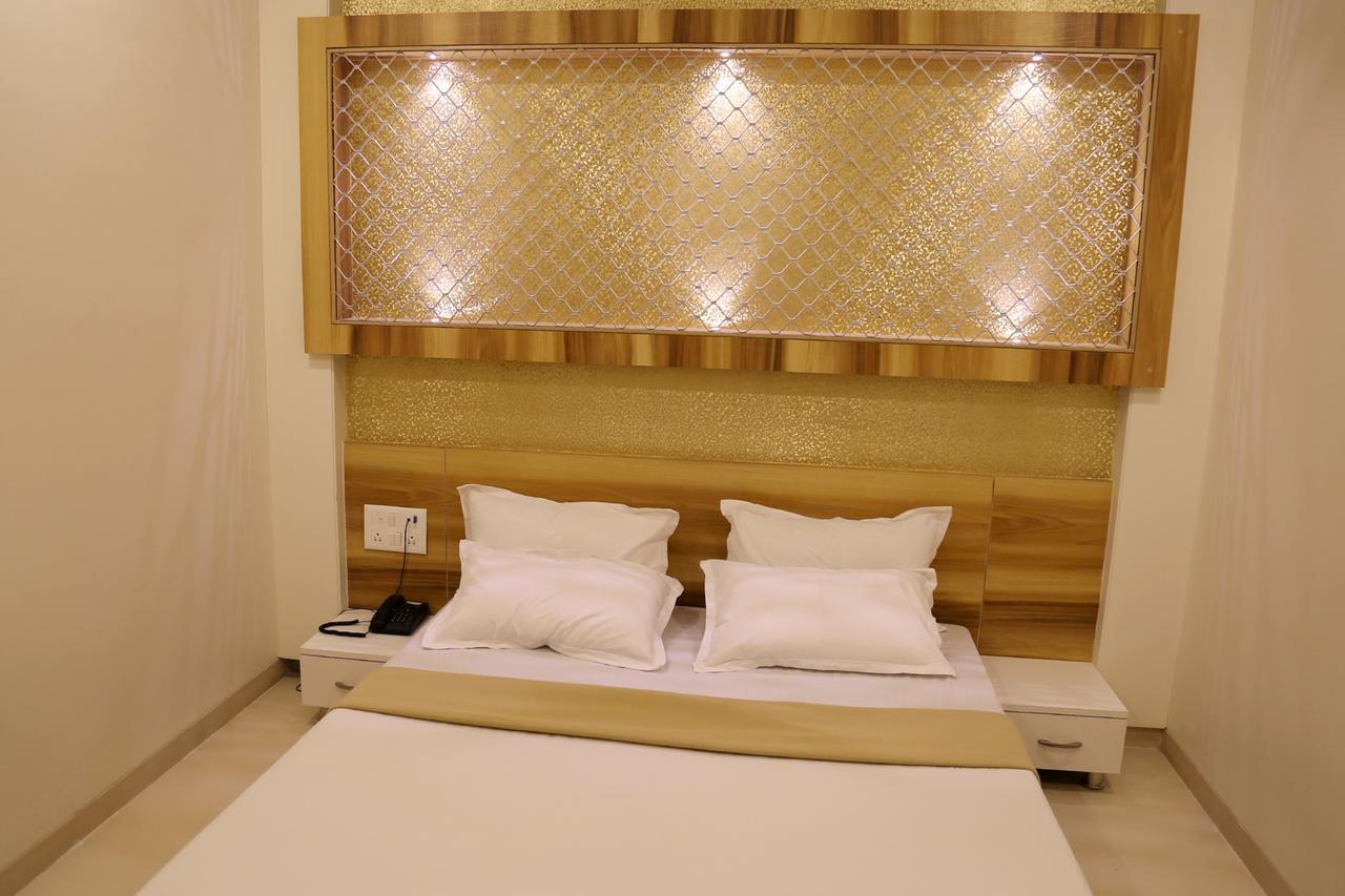 Hotel Vrinda Lātūr Esterno foto