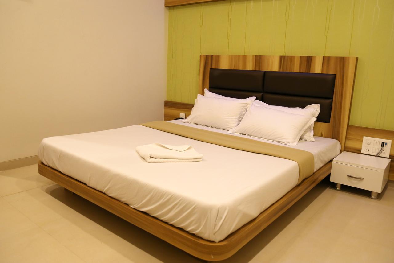 Hotel Vrinda Lātūr Esterno foto