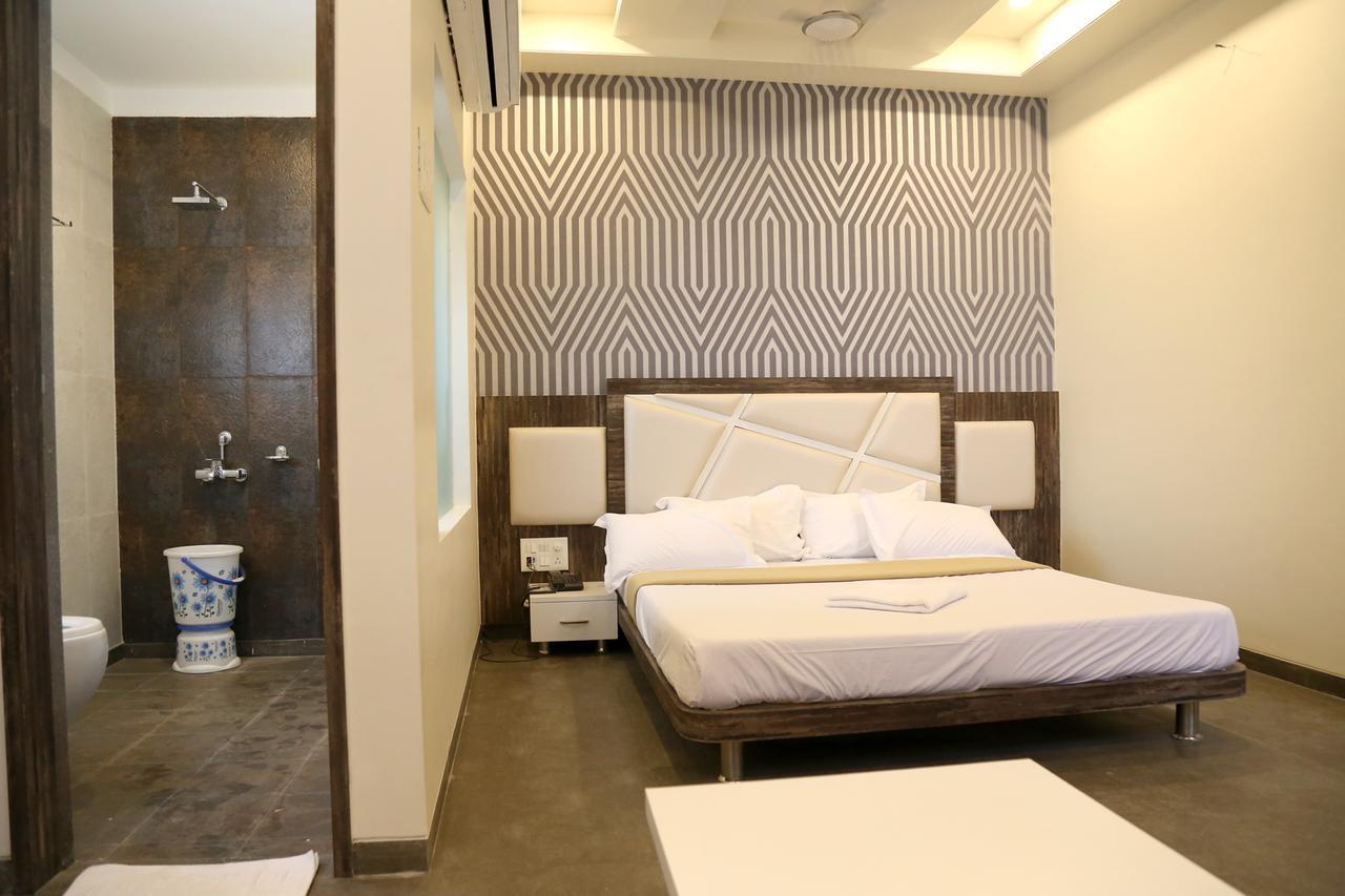 Hotel Vrinda Lātūr Esterno foto