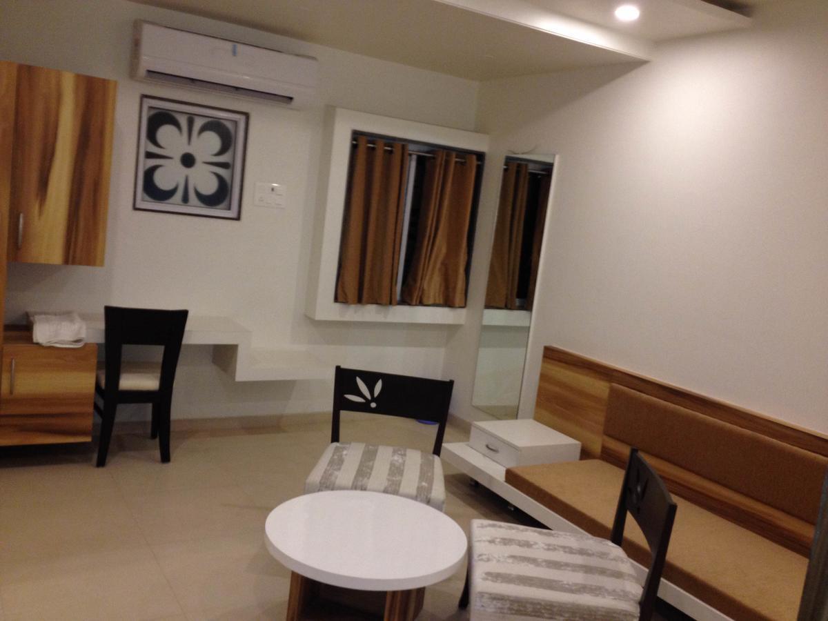 Hotel Vrinda Lātūr Esterno foto