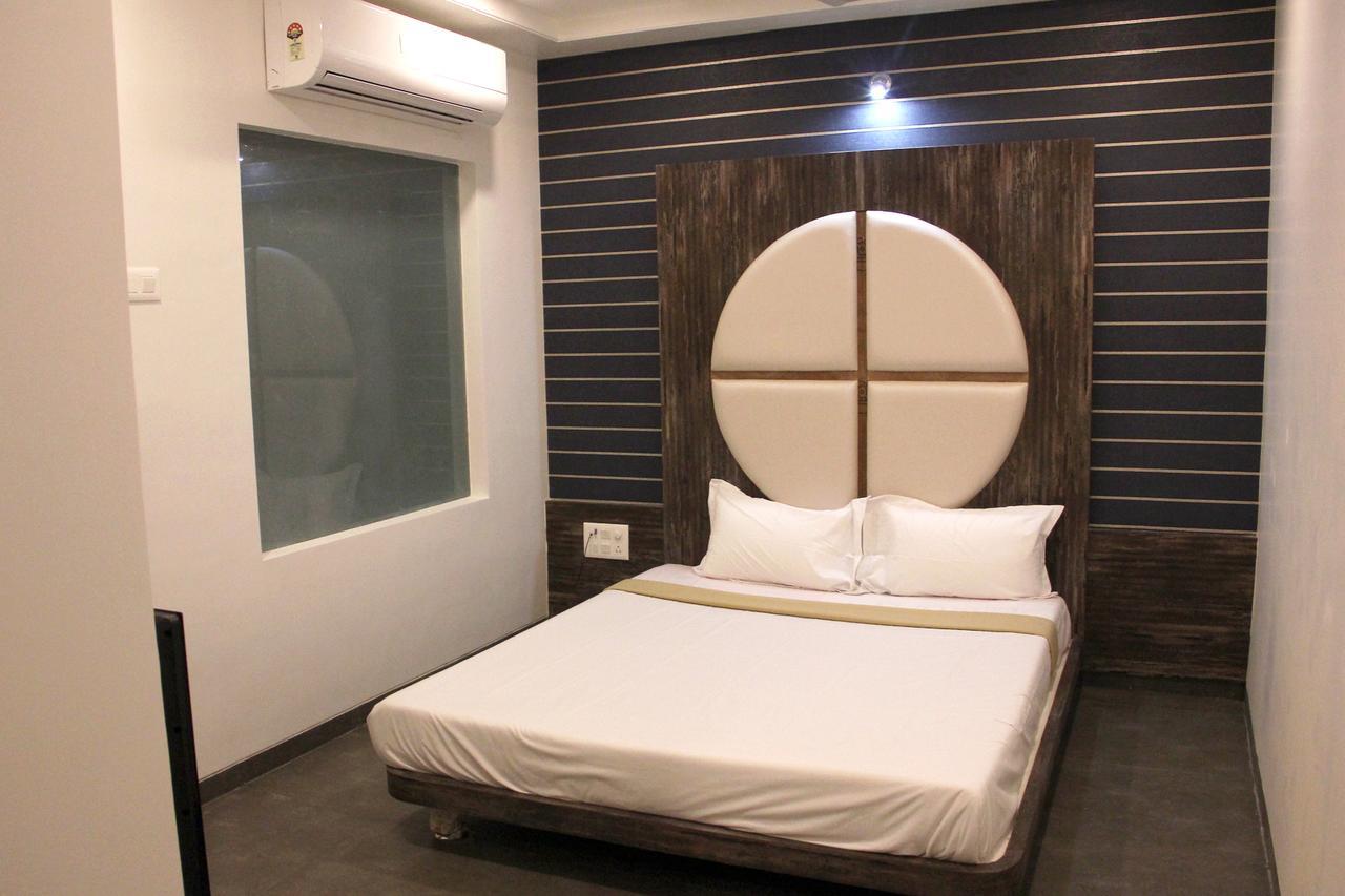 Hotel Vrinda Lātūr Esterno foto