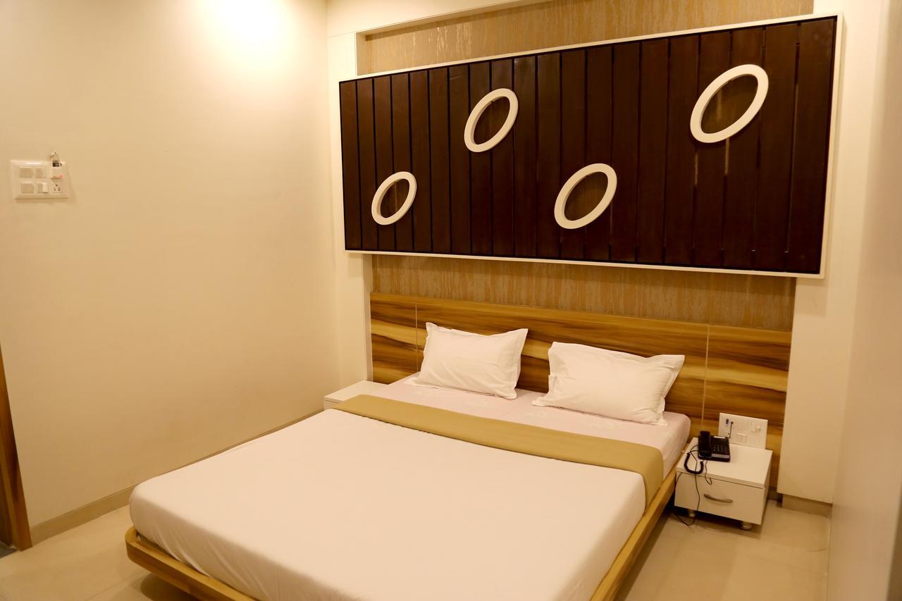 Hotel Vrinda Lātūr Esterno foto